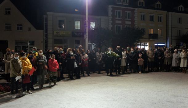 Uczestnicy uroczystości przy pomniku św. Jana Pawła II