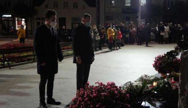 Składanie kwiatów u stóp pomnika św. Jana Pawła II