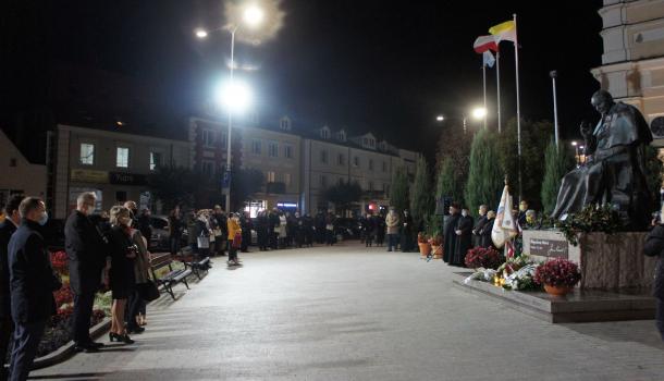 Uczestnicy uroczystości śpiewają "Barkę"