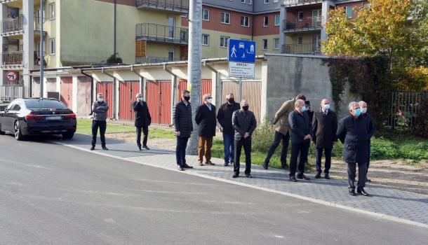 Uczestnicy otwarcia dróg na Osiedlu Młodych