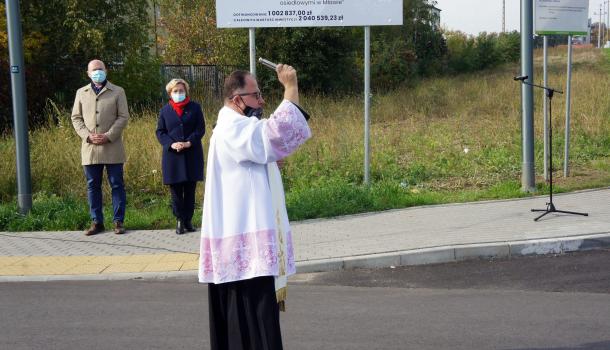 Ks. kan. Roman Tomaszewski święci ulice na Osiedlu Młodych