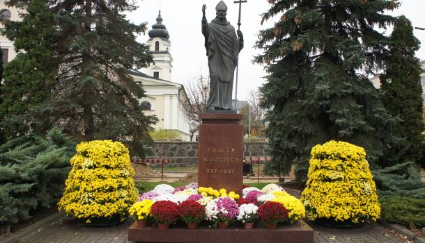 Pomnik św. Wojciecha na Starym Rynku ozdobiony chryzantemami