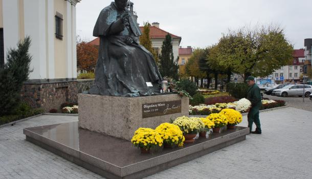 Pracownicy Agrosanu przyozdabiają pomnik św. Jana Pawła II na Starym Rynku