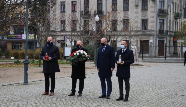 Kwiaty składają przedstawiciele władz miasta