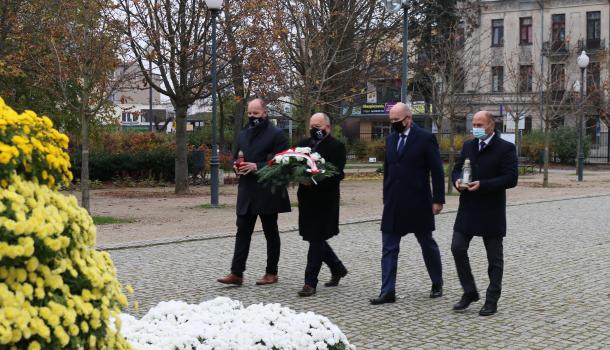Kwiaty składają przedstawiciele władz miasta