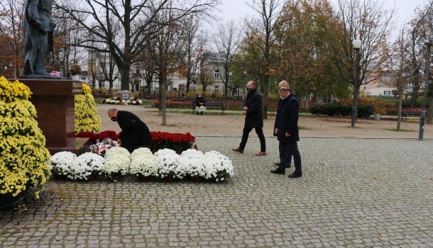 Kwiaty składają przedstawiciele władz miasta