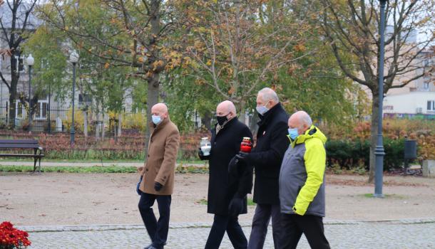 Kwiaty składają członkowie Towarzystwa Przyjaciół Ziemi Mławskiej