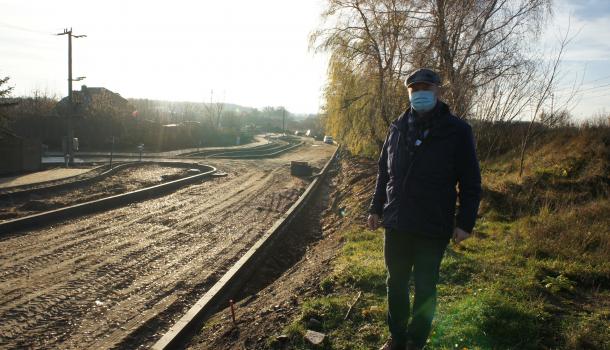 Burmistrz Sławomir Kowalewski na terenie prowadzonych prac