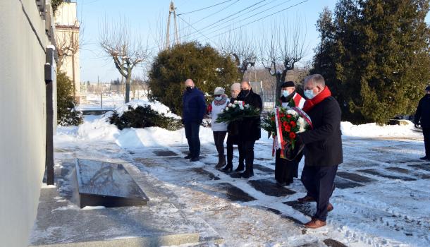 składanie wiązanek i zniczy u stóp pomnika mauzoleum