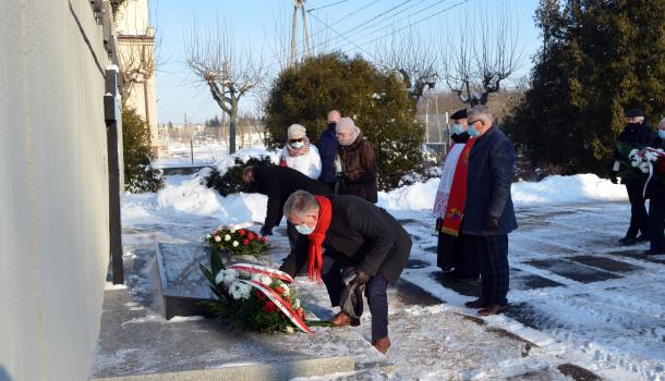 składanie wiązanek i zniczy u stóp pomnika mauzoleum