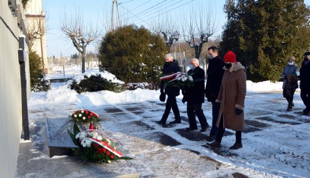 składanie wiązanek i zniczy u stóp pomnika mauzoleum