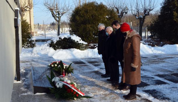 składanie wiązanek i zniczy u stóp pomnika mauzoleum