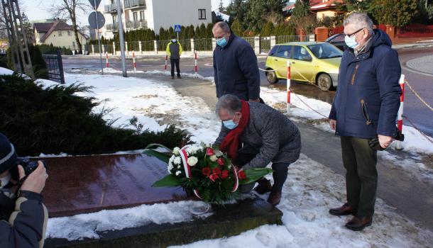 Wiązanki składają przedstawiciele Powiatu Mławskiego