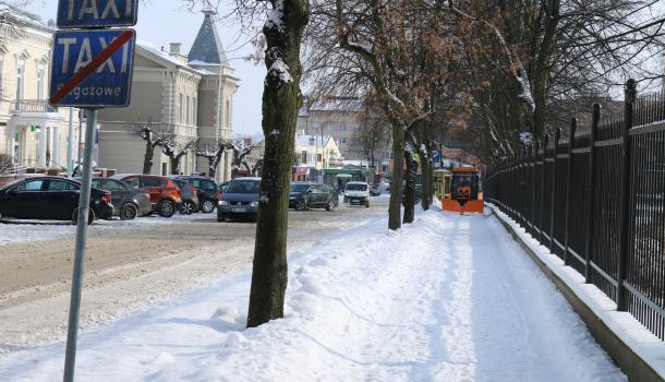 Pługi odśnieżają ulice i chodniki miasta