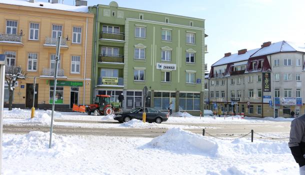 Pługi odśnieżają ulice i chodniki miasta