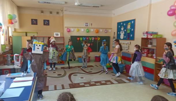Pokaz mody EKO w klasie III d ze SP nr 7 w Mławie