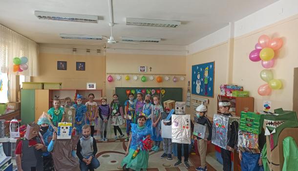 Pokaz mody EKO w klasie III d ze SP nr 7 w Mławie
