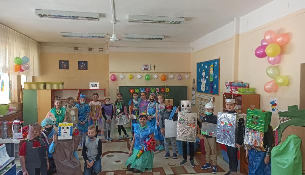 Pokaz mody EKO w klasie III d ze SP nr 7 w Mławie