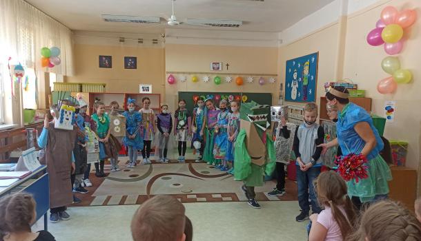 Pokaz mody EKO w klasie III d ze SP nr 7 w Mławie