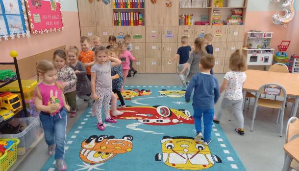 Walentynkowe zabawy przedszkolaków z SP nr 2 w Mławie