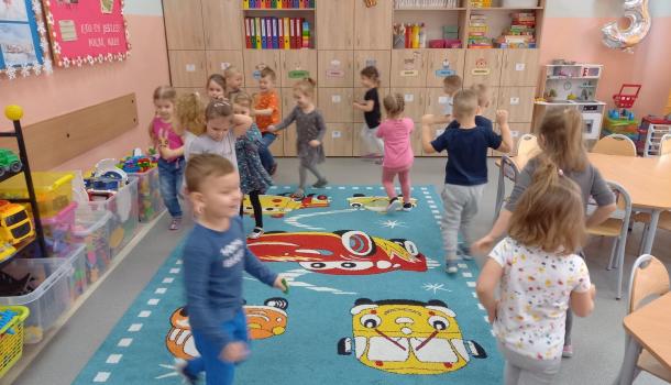 Walentynkowe zabawy przedszkolaków z SP nr 2 w Mławie