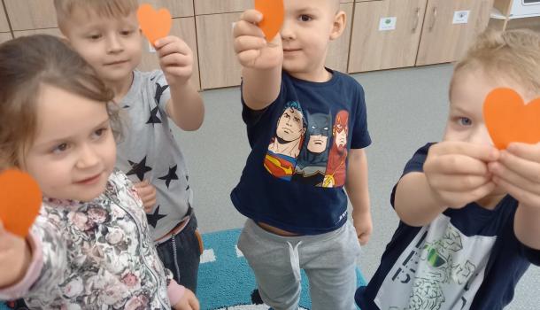 Walentynkowe zabawy przedszkolaków z SP nr 2 w Mławie