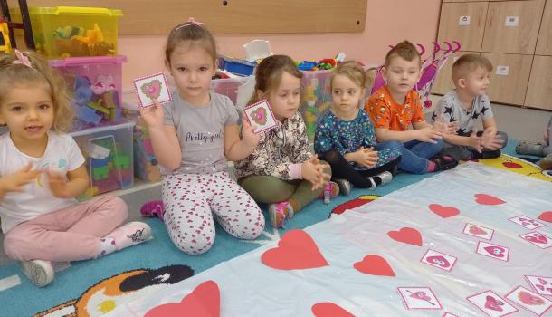 Walentynkowe zabawy przedszkolaków z SP nr 2 w Mławie
