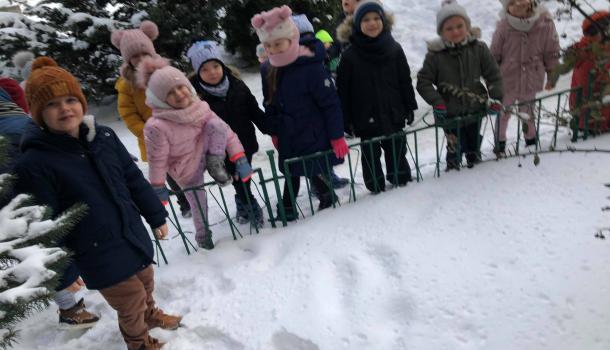 Przedszkolaki ze SP nr 2 dokarmiają ptaki