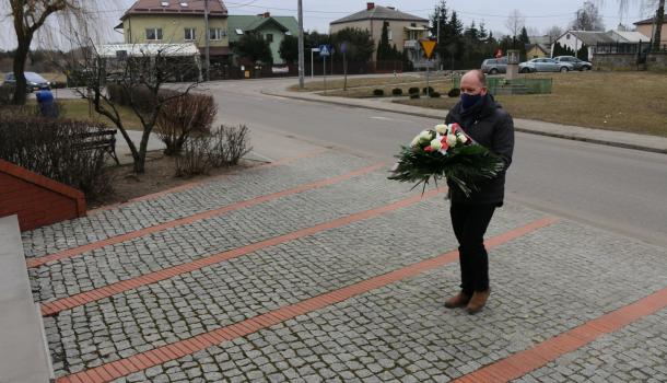 Zastępca Burmistrza Miasta Mława Szymon Zejer składa kwiaty pod kopcem Kościuszki