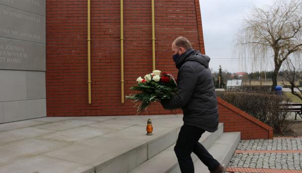 Zastępca Burmistrza Miasta Mława Szymon Zejer składa kwiaty pod kopcem Kościuszki