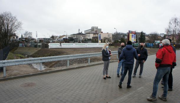 Droga łącząca ulice Smolarnia i Grzebskiego wraz z grupą osób dokonujących odbioru technicznego