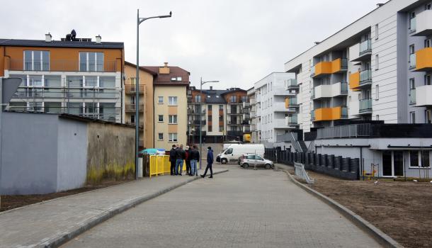 Droga łącząca ulice Smolarnia i Grzebskiego wraz z grupą osób dokonujących odbioru technicznego