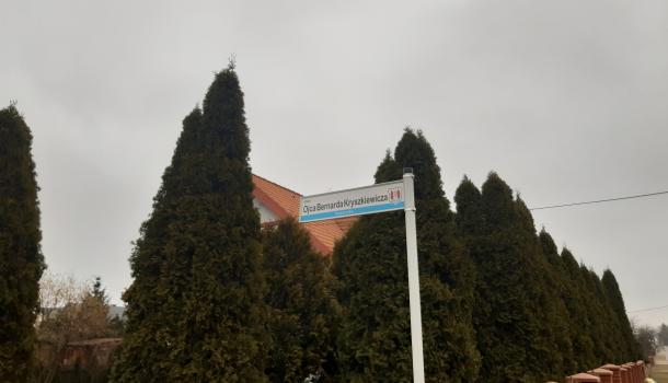 Tabliczka z nazwą ulicy Ojca Bernarda Kryszkiewicza