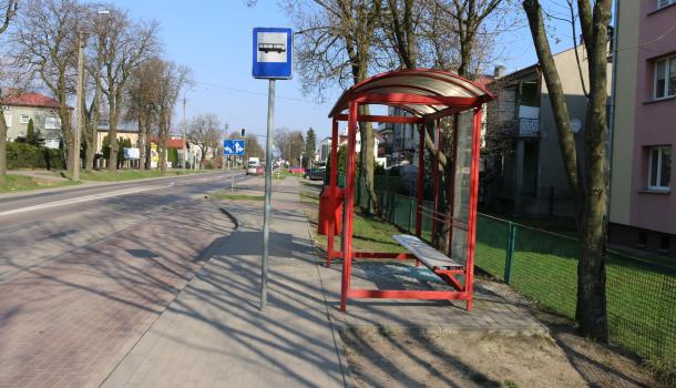 Zniszczony przystanek przy ul. Piłsudskiego