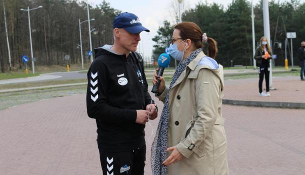 Tomasz Szczepański z KS Marlin Mława udziela wypowiedzi dziennikarce