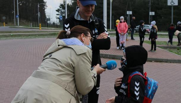 Uczestnik akcji udziela wypowiedzi dziennikarce