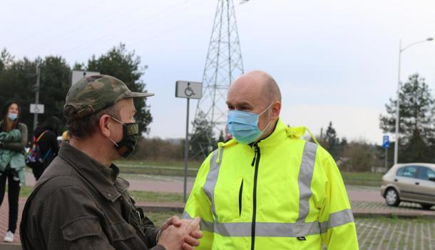 Przedstawiciel Nadleśnictwa Dwukoły i burmistrz Sławomir Kowalewski