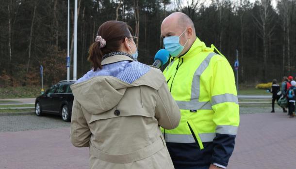 Burmistrz Sławomir Kowalewski udziela wypowiedzi dziennikarce