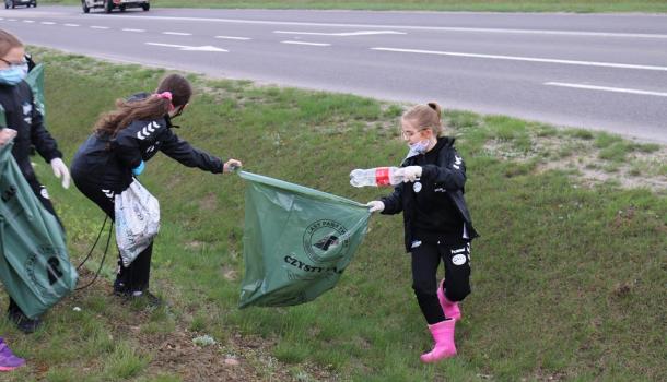 Grupa uczestniczek akcji sprzątania lasu