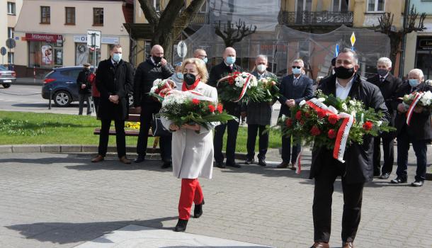 Delegacja składająca kwiaty pod pomnikiem św. Wojciecha