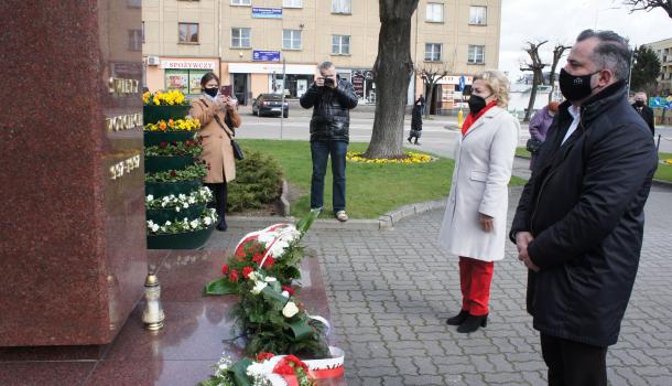 Delegacja składająca kwiaty pod pomnikiem św. Wojciecha