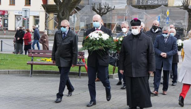 Delegacja składająca kwiaty pod pomnikiem św. Wojciecha