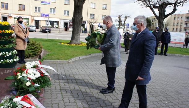 Delegacja składająca kwiaty pod pomnikiem św. Wojciecha