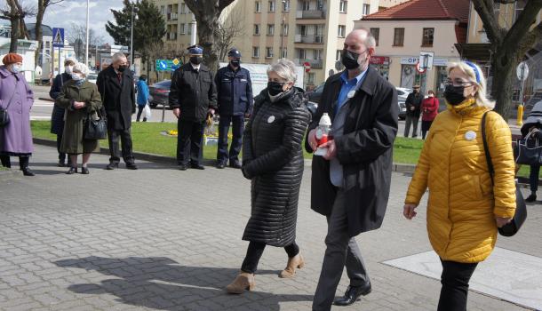 Delegacja składająca kwiaty pod pomnikiem św. Wojciecha