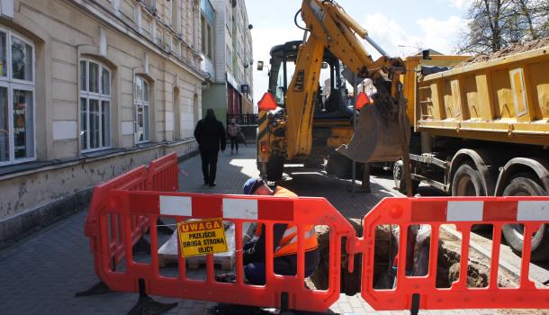 Montowanie hydrantu w chodniku ulicy Żeromskiego