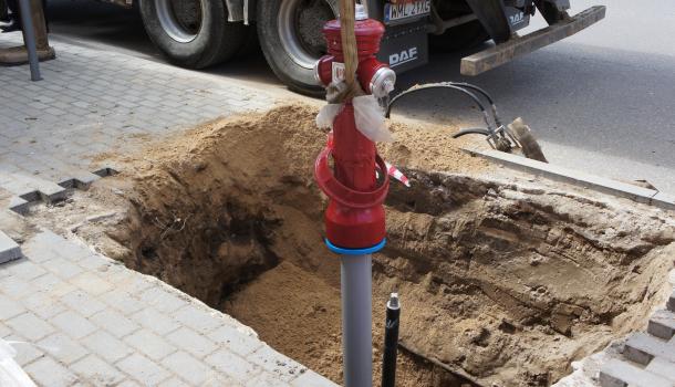 Montowanie hydrantu w chodniku ulicy Żeromskiego