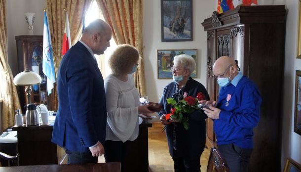 Burmistrz Miasta Mława i Kierownik Urzędu Stanu Cywilnego oraz jubilaci podczas spotkania w gabinecie burmistrza