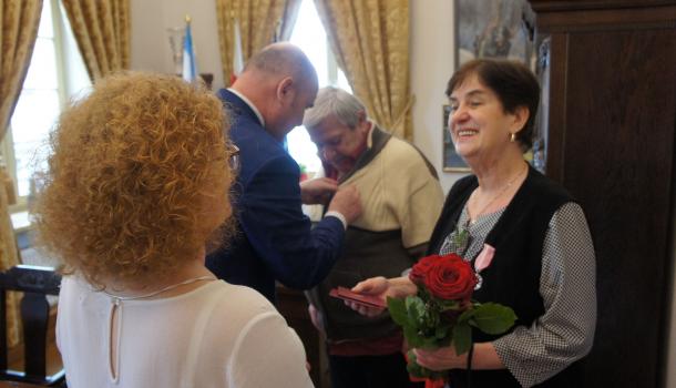 Burmistrz Miasta Mława i Kierownik Urzędu Stanu Cywilnego oraz jubilaci podczas spotkania w gabinecie burmistrza