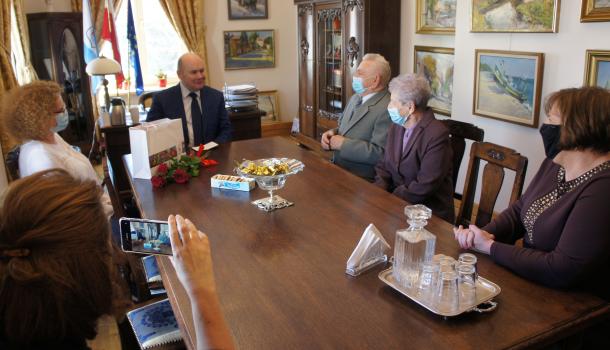 Burmistrz Miasta Mława i Kierownik Urzędu Stanu Cywilnego oraz jubilaci podczas spotkania w gabinecie burmistrza