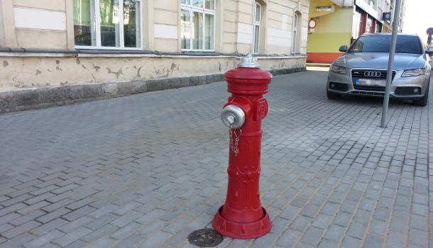 Hydrant w chodniku ulicy Żeromskiego